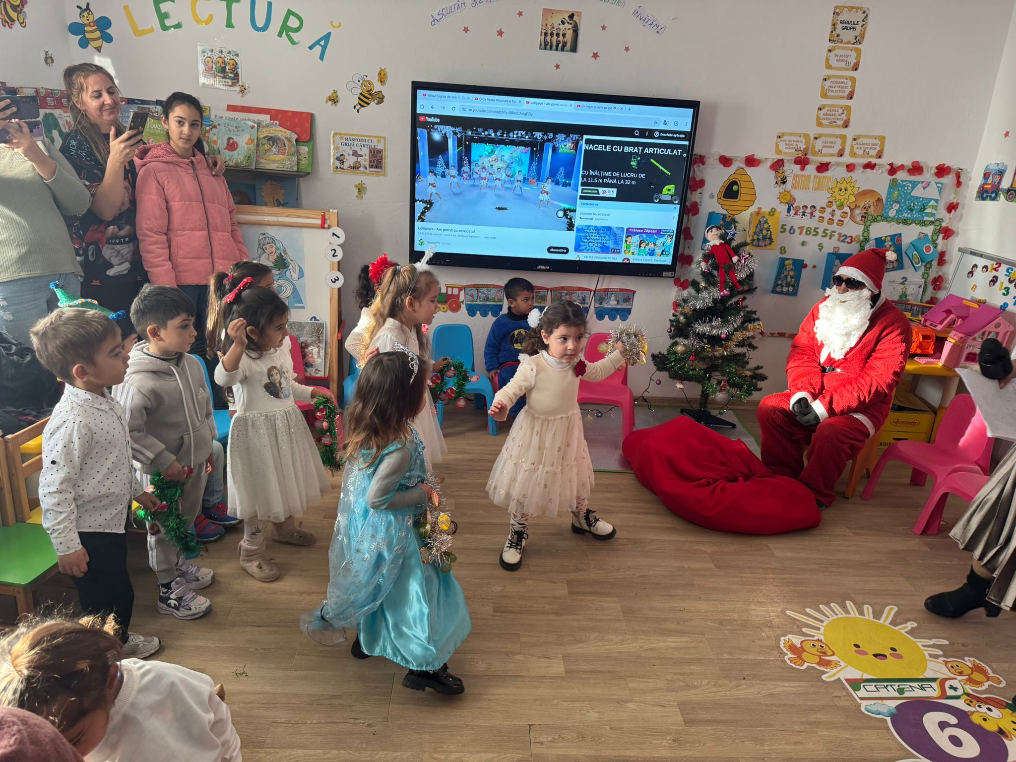 Moș Crăciun a ajuns și la școala noastră!